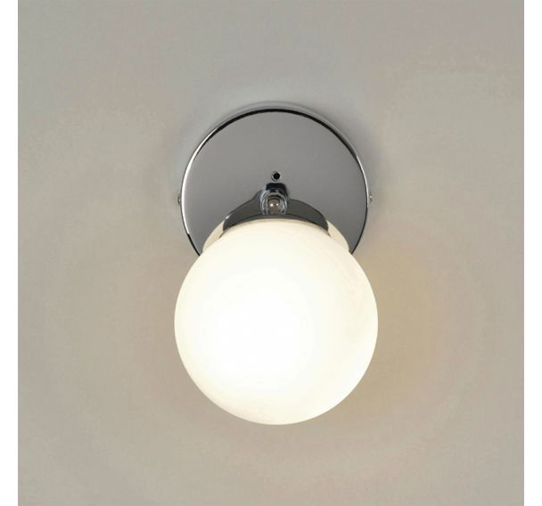 Applique 1 lumière ronde en métal. Abat-jour globe en verre opale chrome