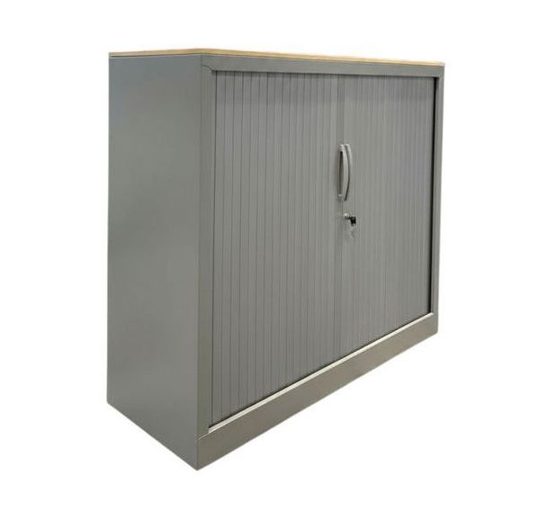 Armoire basse reconditionnée - Ouverture à rideaux gris