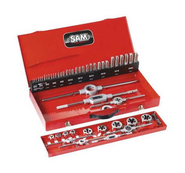 Composition d'outils a tarauder et fileter