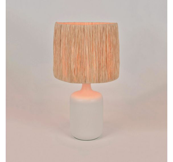Lampe base ronde en céramique matte. Abat-jour conique en raphia blanc