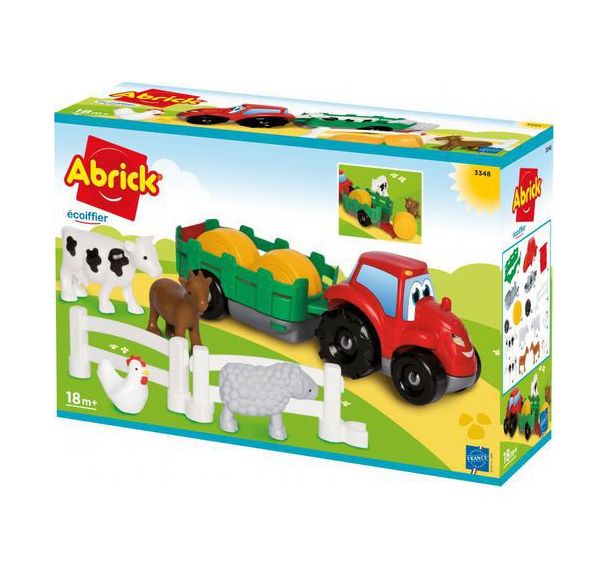 Les animaux de la ferme et le tracteur remorque