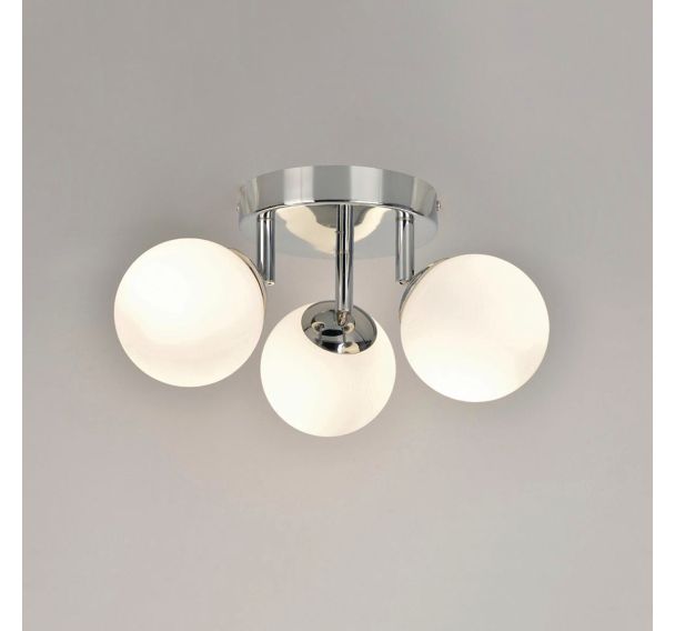 Plafonnier 3 lumières ronde en métal. Abat-jour globe en verre opale chrome