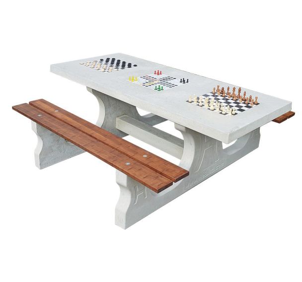 Table et banc multi-jeux : échec - dames - petits chevaux béton
