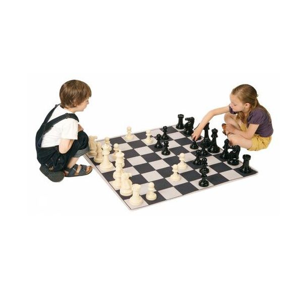 Tapis d’échec et de dames avec pions de dames et pions d’échecs