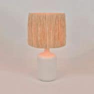 Lampe base ronde en céramique matte. Abat-jour conique en raphia blanc