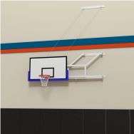 Structure de but de basket rabattable contre un mur avec cadre fixe