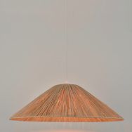 Suspension forme conique en métal filaire et raphia naturel