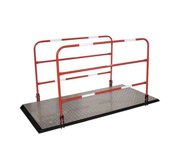 Passerelle de tranchée avec garde-corps repliables