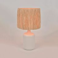 Lampe base ronde en céramique matte. Abat-jour conique en raphia blanc