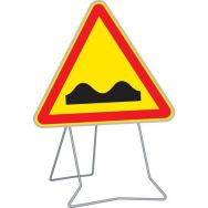 Panneau AK2 Dos d'âne 700mm classe 1 sur pied