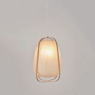 Suspension forme lanterne en papier japonais et structure en bmabou blanc