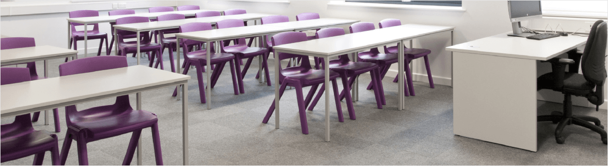 Tables et chaises scolaires fixes