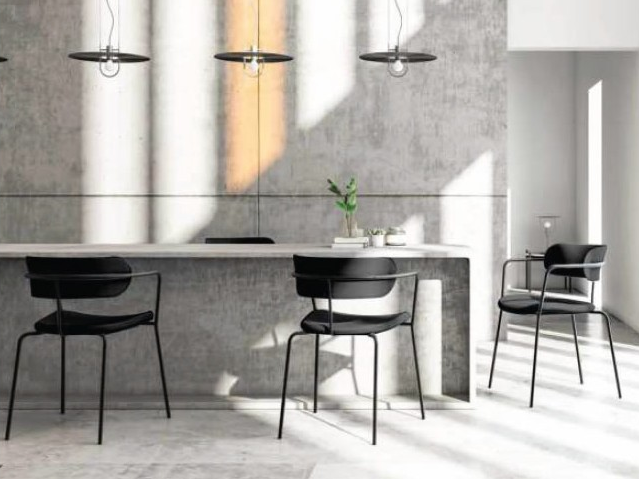 Une chaise de restaurant ou de cafétéria au look rétro