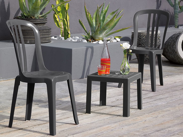 Une chaise de café typique en résine de synthèse